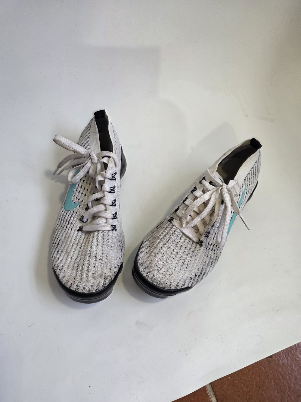 Nike Vapormax  Women's White Knit Sneakers with Teal Swoosh Size 8